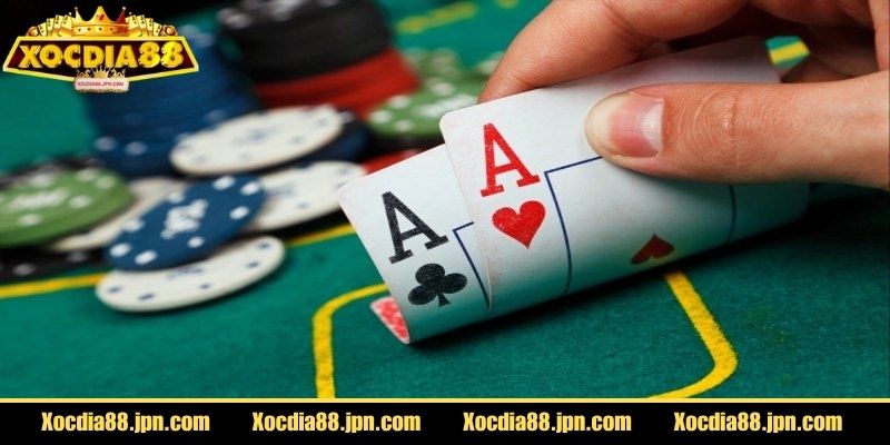 Mỗi ván khởi đầu bằng việc chia hai lá cho từng người