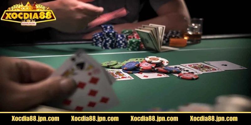 Ván xong khi còn một người chưa úp bài hoặc sau showdown